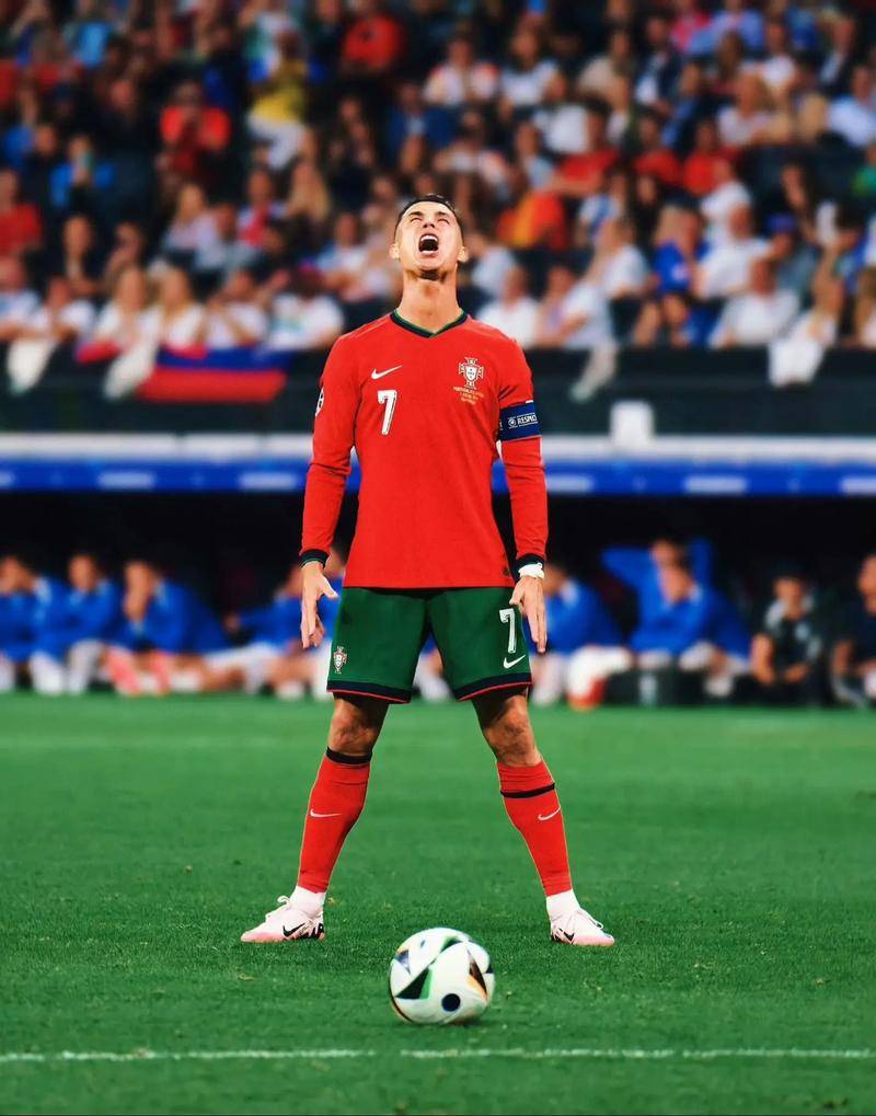 霍伊伦本赛季10场联赛制造5球，上赛季32场英超仅制造4球（霍伊伦本季联赛10战造5球，已超过上季英超32场仅4球）