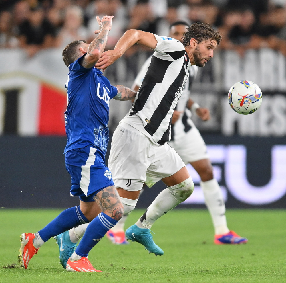 图片报：法兰克福队医私下为对手球员治疗，现已被开除（图片报：法兰克福队医暗中为对手球员治疗，已遭解雇）