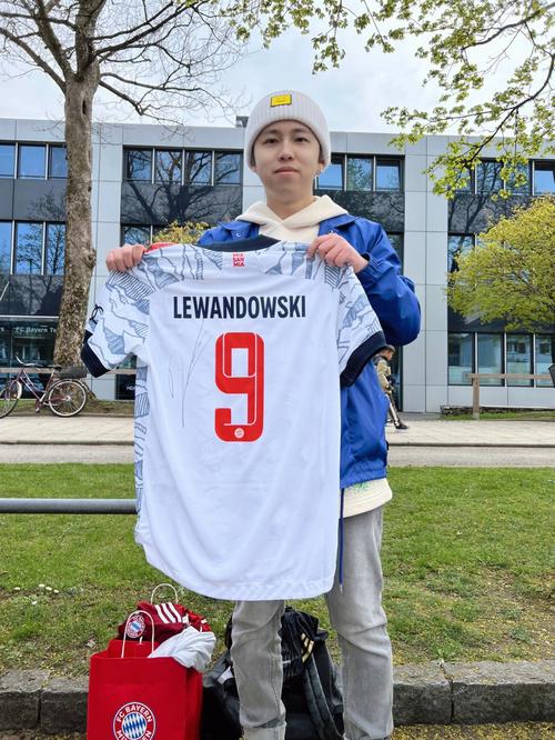 媒体人：中国退役球员当教练是恶俗圈子，应让草根教练来竞争（媒体人批评中国足坛教练成退役球员小圈子，建议向草根开放竞争）