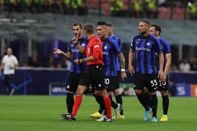 足协杯赛前举办垫场赛，张凌峰等四名成年球员对阵五十名小球员（足协杯赛前上演垫场表演赛：张凌峰领衔四名成年球员对阵50名小球员）